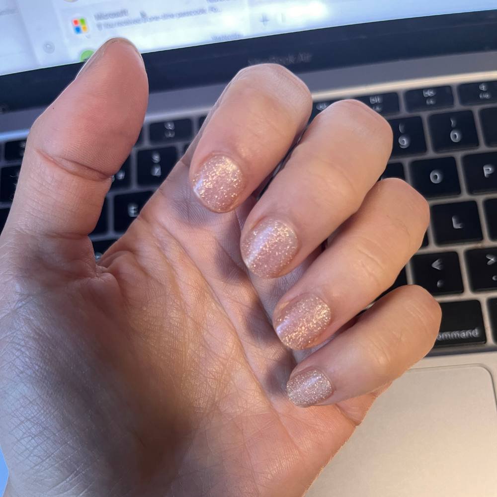 Customer wearing Peachy Ombre gel nail strips